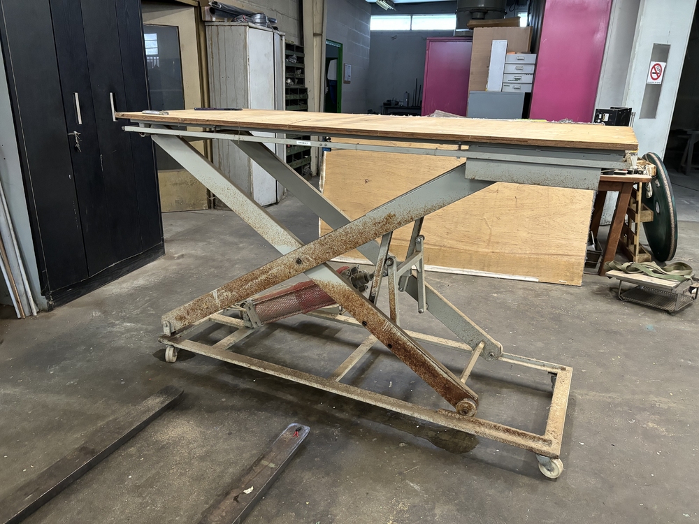 Pneumatic lift table - 9836 Image 1