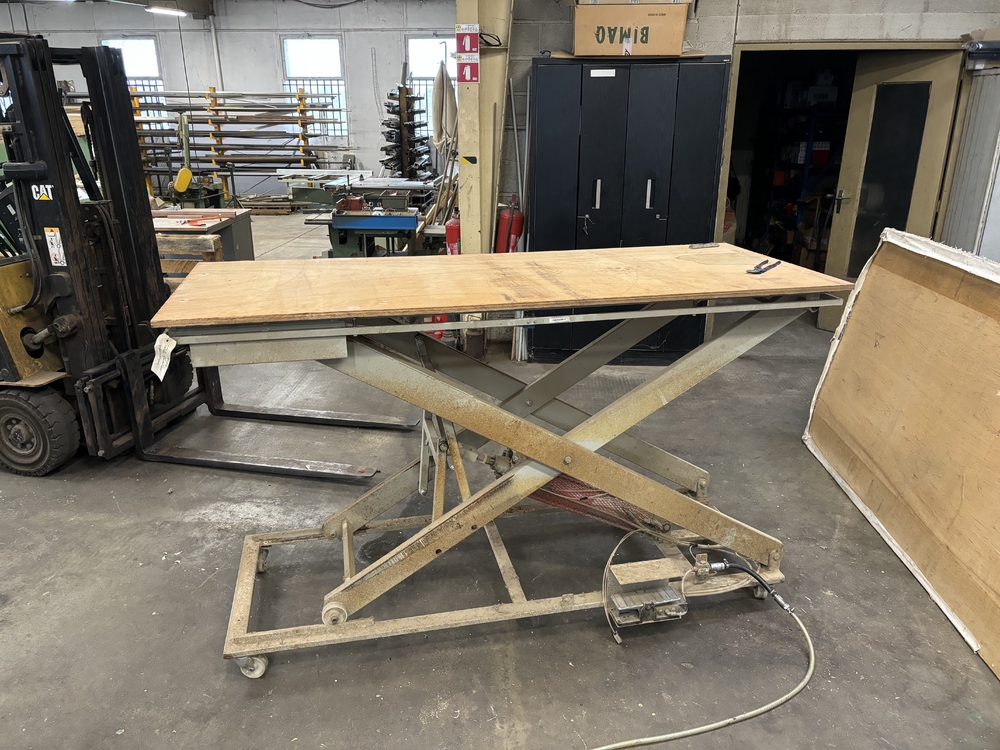 Pneumatic lift table - 9836 Image 2